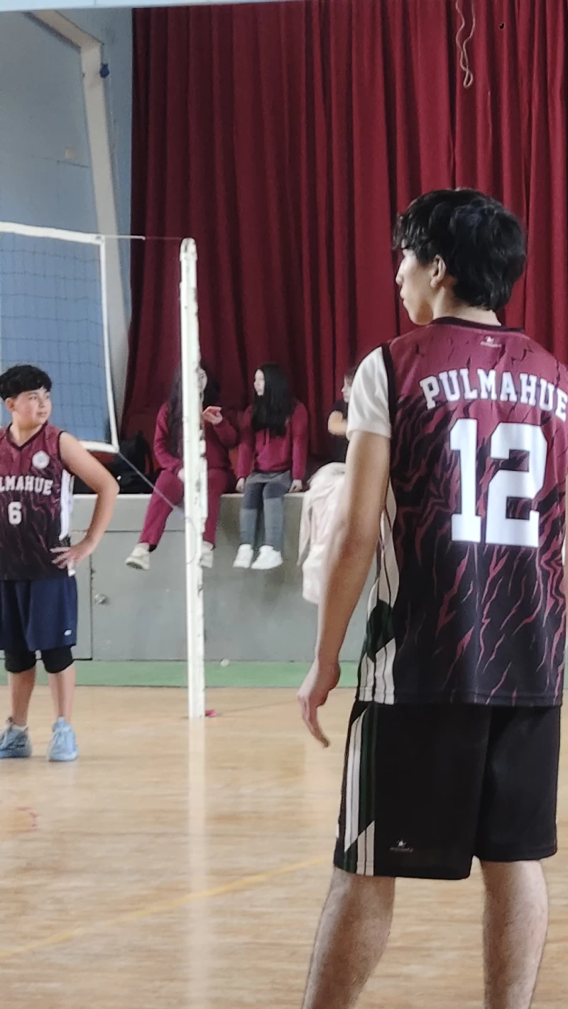 ¡Poder y destreza en la cancha! La selección masculina de enseñanza media lo dio todo ante el Colegio Chileno Americano