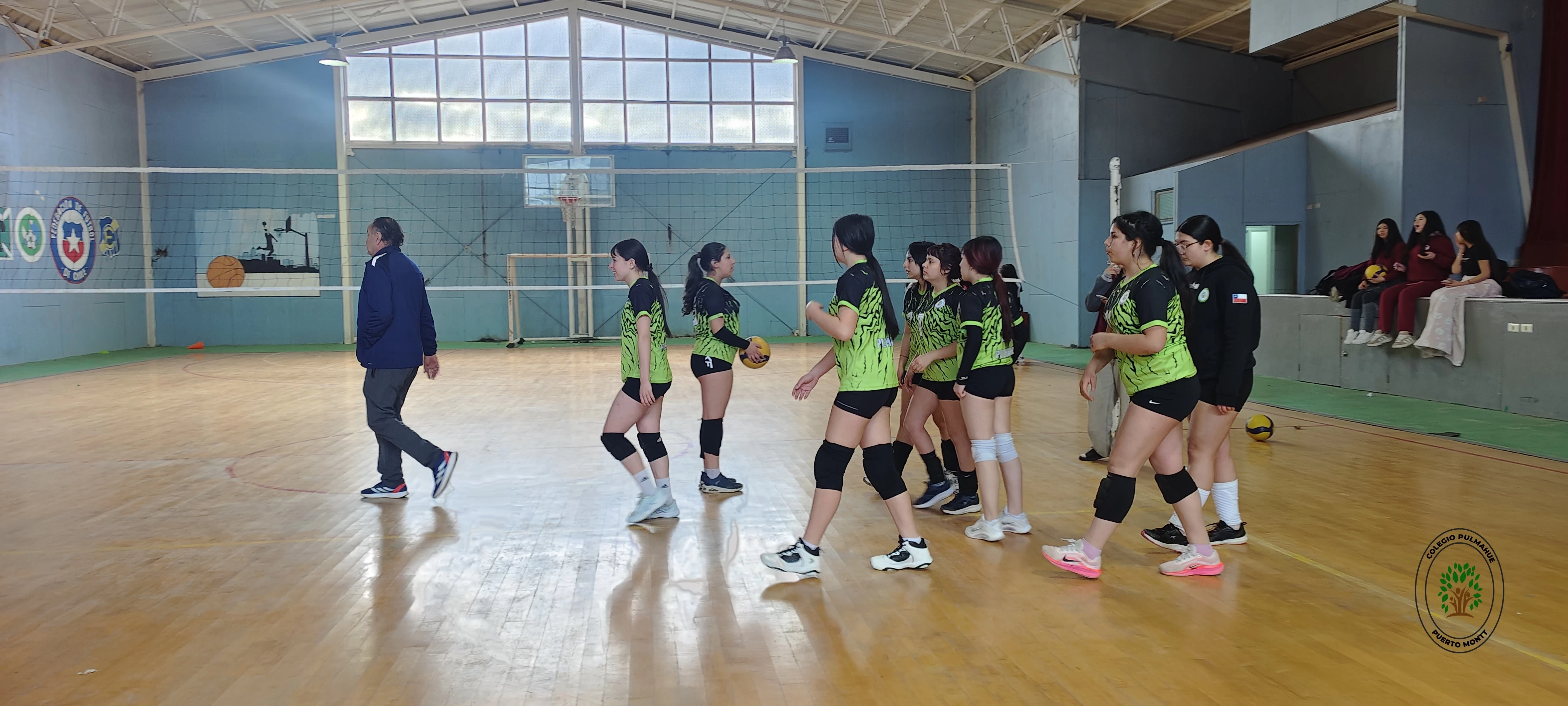 Imagen de la noticia: ¡Gran jornada de voleibol! La selección femenina de enseñanza media enfrentó al Colegio Chileno Americano